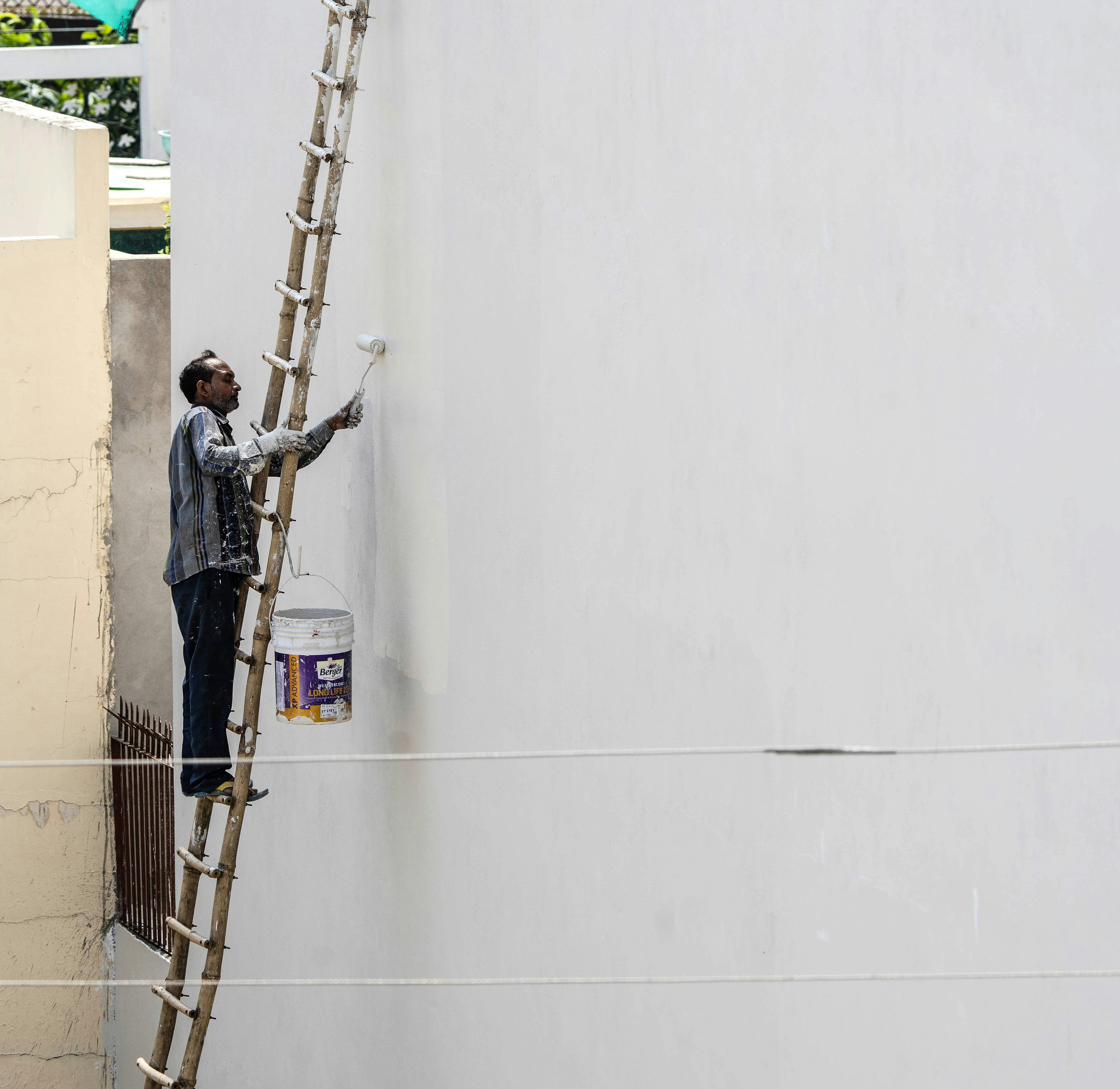 Neu gestrichene Fassade eines Einfamilienhauses.